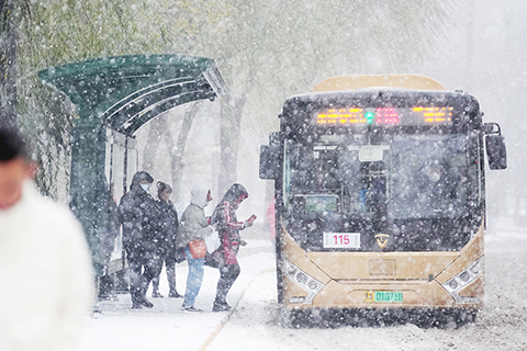 ◎ 十一月六日,哈爾濱市民在風雪中乘坐公交車出行。 當日,冰城哈爾濱市遭遇暴雪天氣,城市交通和市民出行受到影響。哈爾濱市教育局發佈通知,主城六區中小學幼兒園、校外培訓機構十一月六日停課一天,全體學生居家學習。(新華社記者 王建威 攝)