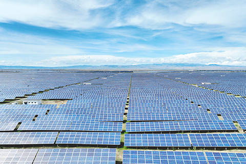 ◎ 11月8日,2023年打造國家清潔能源產業高地建設科技需求對接會在青海省西寧市舉辦。青海省能源局副局長周武在會上介紹,截至9月底,青海省電力裝機4863萬千瓦,較2020年增長20.7%,清潔能源裝機佔比90.96%,居中國首位,清潔能源發電量佔比85%。資料圖為2022年8月10日,青海省海南州千萬千瓦級生態光伏發電園區。(無人機照片)(中新社記者 祁增蓓 攝)