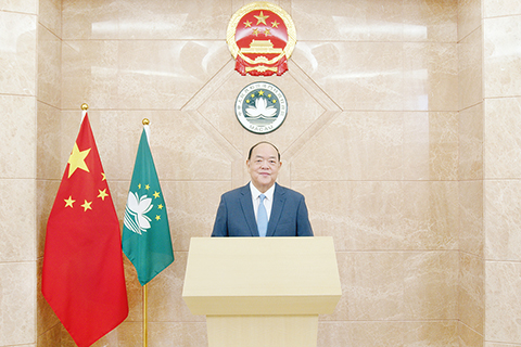 ◎ 行政長官賀一誠昨透過視頻方式在二零二三粵港澳大灣區全球招商大會主題大會上致辭。