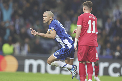 ◎ 年逾四十的柏比入波,力助波圖贏波。(美聯社)