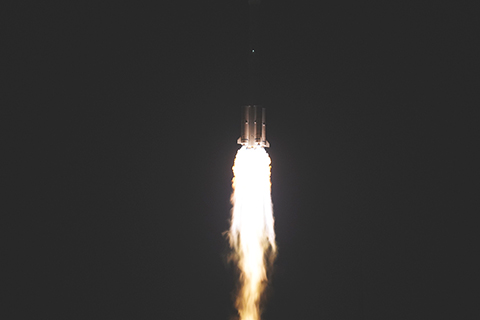 ◎ 十一月九日十九時二十三分,中國在西昌衛星發射中心使用長征三號乙運載火箭,成功將中星6E衛星發射升空,衛星順利進入預定軌道,發射任務獲得圓滿成功。此次任務是長征系列運載火箭第四百九十六次飛行。(中新社發 西昌衛星發射中心供圖)