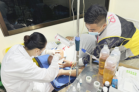 ◎ 香港團隊與廣西醫療隊醫護人員在本地志願者協助下,使用專業儀器為即將接受免費手術的患者進行術前準備。(李珍鈮攝)