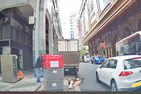 ◎ 近利澳酒店巴士站,昨早有私家車撞倒女途人,傷者倒地。(網圖)