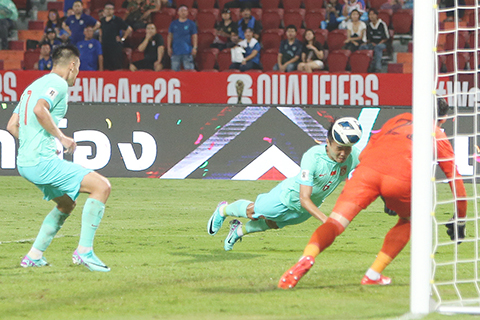 ◎ 十一月十六日,中國隊功臣王上源(中)魚躍飛頂得分。在泰國曼谷舉行的世界盃預選賽亞洲區三十六強賽C組比賽中,中國隊以二比一戰勝泰國隊。(新華社記者王騰 攝)