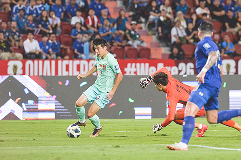 ◎ 十一月十六日,中國隊功臣武磊(中)在比賽中進攻。(新華社發)