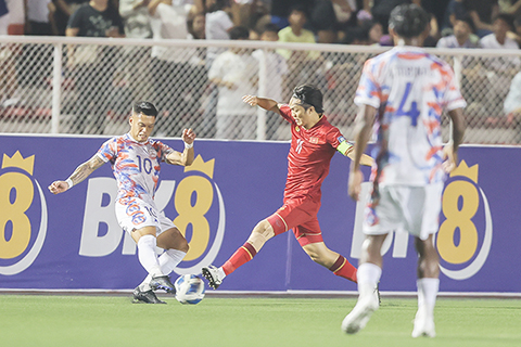 ◎ 世預賽昨晚紅衣越南隊二比0客勝菲律賓隊。(新華社)