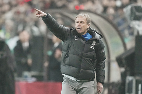 ◎ 韓足主帥奇連士文昨晚指揮球隊在世預賽五比0退新加坡隊。(美聯社)