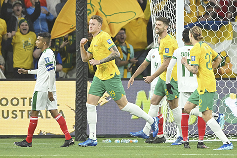 ◎ 澳大利亞國足昨晚在世預賽主場七比0大勝孟加拉隊。(美聯社)