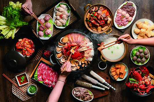 ◎ 一鍋沸騰 一街盡嚐澳、粵、川、台、泰、日等超過五十款正宗風味火鍋。