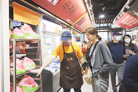 ◎ 十一月十六日,經過四年改建的台北南門市場正式重新開業,圖為民眾採購食品。 (中新社記者陳小願 攝)