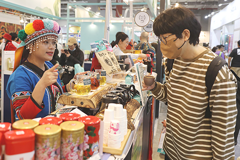 舉辦多項展會 ◎ 十一月十七日,二0二三台灣國際咖啡展、茶業博覽會、食品暨設備展等多項展會在台北南港展覽館開幕,吸引許多民眾。圖為民眾品茶。(中新社記者陳小願 攝)