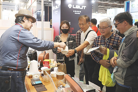 ◎民眾品嚐咖啡。(中新社記者 陳小願 攝)