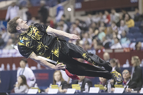 ◎ 當地時間十一月十七日,在美國得州沃斯堡舉行的第十六屆武術世錦賽首日比賽中,烏克蘭選手羅曼.雷瓦(Roman Reva)在男子刀術比賽中。(中新社記者 廖攀 攝)