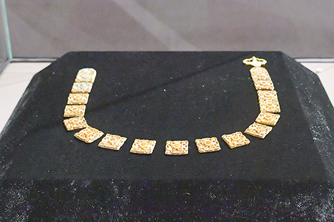 ◎ 「束帶衿莊──吉林省博物院帶具展」中的嵌綠松石金帶銙。(劉棟 攝)