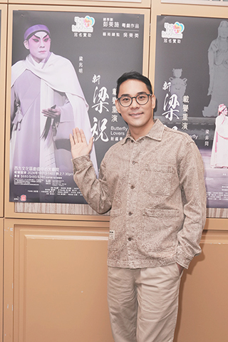 ◎ 梁兆明非常欣賞新《梁祝》海報,表示要取回留念。