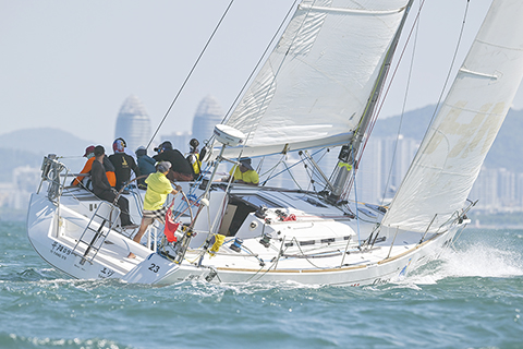 ◎ 競賽中的帆船正乘風破浪前進。(中新社記者 駱雲飛 攝)
