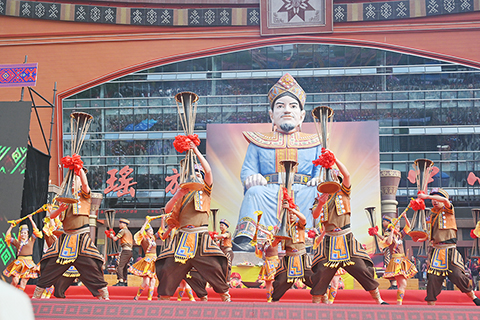 ◎ 十一月廿五日,廣西來賓市金秀瑤族自治縣慶祝盤王節,瑤族民眾表演國家級非物質文化遺產黃泥鼓舞。(陳秋霞 攝)