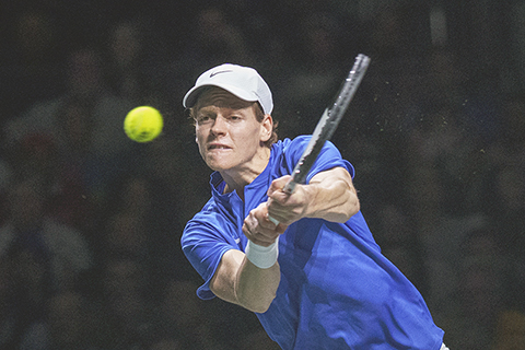 ◎ 十一月二十五日,在西班牙馬拉加舉行的意大利和塞爾維亞之間的台維斯盃半決賽網球比賽中,意大利的楊尼克.辛納大力抽擊塞爾維亞的祖高域的來球。(美聯社/馬努.費爾南德斯)