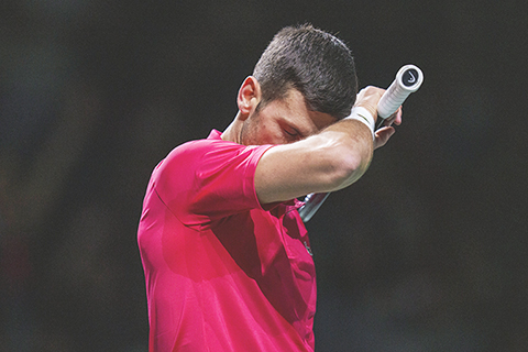 ◎ 十一月二十五日,塞爾維亞的祖高域在西班牙馬拉加舉行的意大利塞爾維亞之間的台維斯盃半決賽網絿比賽中對陣意大利的楊尼克.辛納,明顯體力透支。(美聯社/馬努.費爾南德斯)