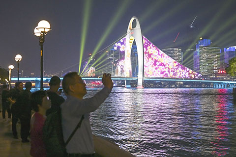 獵德大橋的燈光表演。(中新社記者 陳驥旻 攝)