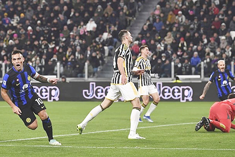 ◎ 拿達路馬天尼斯(左)為國米扳平祖記。(美聯社)