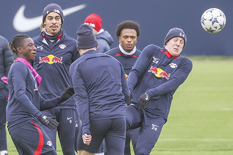 ◎ 德甲萊比錫球員昨日操練,備戰澳門時間今夜四時在歐冠G組作客英超曼城。(美聯社)