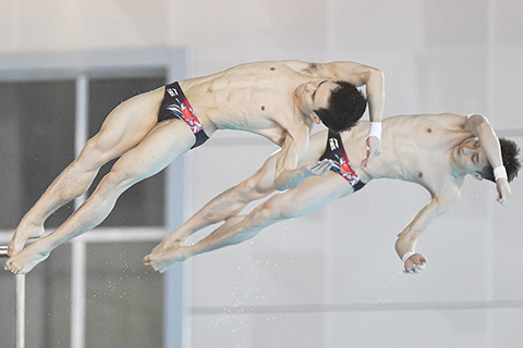 ◎ 十一月二十七日,陝西浩沙隊選手楊昊(左)/山東洲克隊選手練俊傑在比賽中。他們以四百六十三點一四分獲得冠軍。全國跳水錦標賽暨巴黎奧運會、多哈世錦賽選拔賽男子雙人十米跳台決賽在武漢體育中心舉行。(新華社記者 程敏 攝)