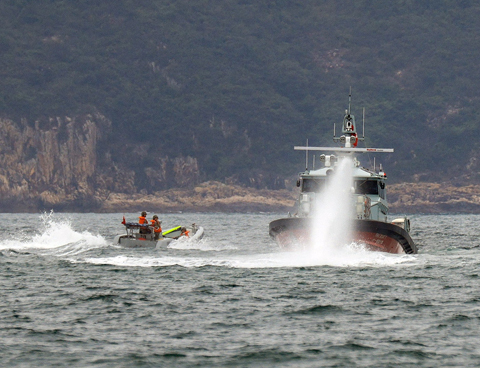 ◎ 十一月二十九日,香港民航處在西貢半島東南牛尾海附近海域舉行搜索及救援演習。是次演習旨在加強香港特區政府搜救單位,以及中國人民解放軍駐香港部隊在搜索及救援行動上的合作與協調。(香港中通社記者 許其皓 攝)