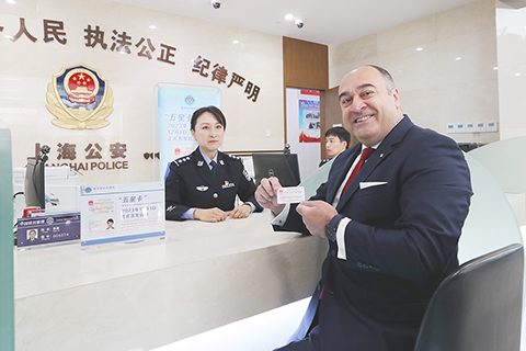 ◎ 十二月一日,來自土耳其的伊爾馬茲斯南在上海市公安局出入境管理局辦證大廳展示他剛拿到的「五星卡」。(新華社記者方喆 攝)