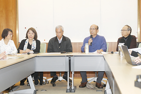 ◎ 十二月四日,台灣「歷史教育新三自運動協會」在台北舉辦記者會,呼籲廢除「去中國化」的課綱,恢復中國史教學課綱,並增加古文篇數。(中新社記者 陳小願 攝)