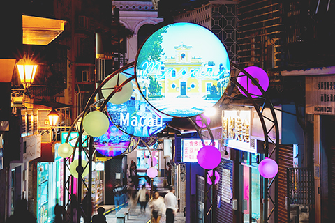 ◎ 「幻燈拱門」令板樟堂巷變得矚目繽紛。