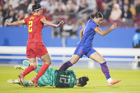 ◎ 中國女足門將徐歡(地面)昨役力救險球。(美聯社)