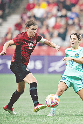 ◎ 昨早女足友賽,綠衣澳洲隊0比一不敵主場加拿大隊。(新華社)