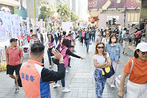 ◎ 尖沙咀街頭,區議會選舉拉票氣氛熱烈。(中新社記者李志華 攝)