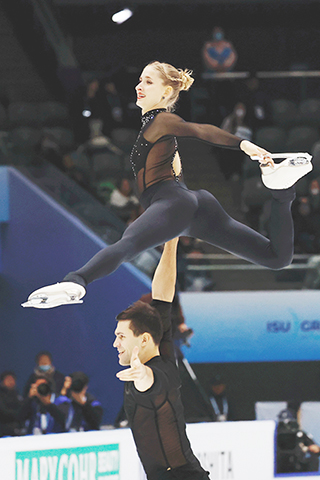 ◎ 十二月八日,在北京家體育館「冰之帆」進行的二0二三至二0二四賽季國際滑聯世界花樣滑水大獎賽總決賽上,首枚金牌在雙人滑成年組自由滑項目誕生。德國組合黑澤/沃洛金獲得金牌。圖為德國組合黑澤/沃洛金在比賽中。(中社社記者 韓海丹 攝)