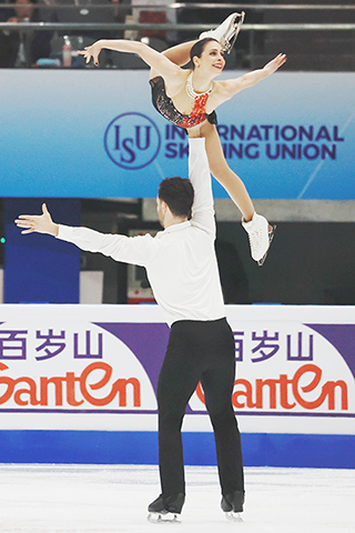 ◎ 十二月八日,在北京家體育館「冰之帆」進行的二0二三至二0二四賽季國際滑聯世界花樣滑水大獎賽總決賽上,意大利組合薩拉.孔蒂/尼科洛.馬西獲得銀牌。圖為意大利組合薩拉.孔蒂/尼科洛.馬西在比賽中。(中社社記者 韓海丹 攝)