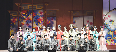 　◎ 十二月七日，新編京劇《劉姥姥和王熙鳳》演員們在台北城市舞台合影。(新華社記者劉斐 攝)