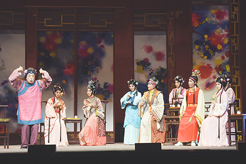　◎ 十二月七日，新編京劇《劉姥姥和王熙鳳》在台北城市舞台彩排。(新華社記者劉斐 攝)