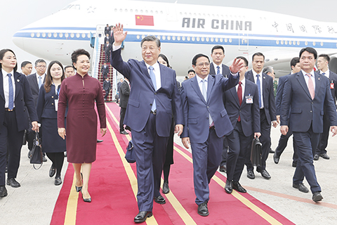 ◎ 當地時間12月12日中午,中共中央總書記、國家主席習近平乘專機抵達河內,應越南共產黨中央委員會總書記阮富仲、越南社會主義共和國主席武文賞邀請,對越南進行國事訪問。(新華社記者 龐興雷 攝)