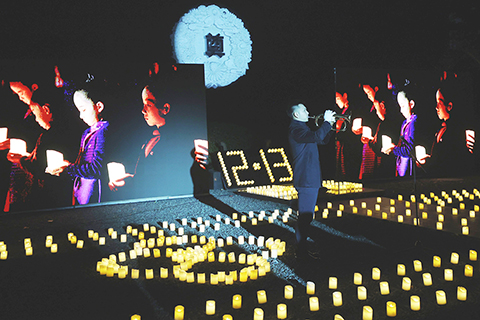 ◎ 十二月十三日晚,侵華日軍南京大屠殺遇難同胞紀念館舉行「燭光祭.國際和平集會」,南京大屠殺倖存者後代、醫護人員、國際友好人士、學生代表等在燭光中追思逝者,祈願世界和平。當日是第十個南京大屠殺死難者國家公祭日。圖為「燭光祭.國際和平集會」現場。(中新社記者泱波 攝)