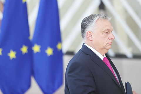 ◎ 匈牙利總理歐爾班十二月十五日在社交媒體上說,匈牙利否決了歐盟對烏克蘭的五百億歐元援助計劃。十四日深夜,正在布魯塞爾舉行的歐盟峰會就五百億歐元援烏計劃進行表決。由於歐爾班投了反對票,歐盟成員國領導人未能就該計劃達成一致。圖為十四日,在比利時布魯塞爾,匈牙利總理歐爾班抵達歐盟峰會會場。(新華社記者趙丁喆 攝)