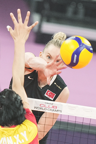 ◎ 十二月十六日,世界女子排球俱樂部錦標賽在浙江杭州黃龍體育館舉行一場半決賽,世俱杯「四冠王」土耳其瓦基弗銀行隊三比0勝天津渤海銀行隊,晉級決賽。圖為瓦基弗銀行隊球員弗蘭蒂(黑衣)在比賽中扣球。(中新社記者 崔楠 攝)