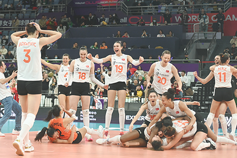 ◎ 十二月十七日,伊薩奇巴希隊球員在奪冠後慶祝。在杭州舉行的世界女子排球俱樂部錦標賽決賽中,土耳其伊薩奇巴希隊以三比二戰勝土耳其瓦基弗銀行隊,獲得冠軍。(新華社記者 黃宗治 攝)