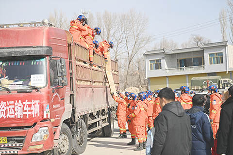 ◎ 12月19日,甘肅省臨夏州積石山縣大河家鎮,甘肅省森林消防總隊隊員搬運救災物資。北京時間12月18日23時59分,甘肅省臨夏州積石山縣發生6.2級地震,震源深度10公里。(中新社記者 李亞龍 攝)