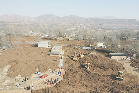 ◎十二月十九日,航拍救援現場,救援人員在清理淤泥。受甘肅臨夏州積石山縣六點二級地震影響,青海省海東市民和回族土族自治縣中川鄉金田村房屋受損嚴重,不少房屋被淤泥沖毀,救援工作正在緊張進行中。(無人機照片)(中新社記者 馬銘言 攝)