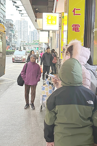 ◎ 昨日氣溫急跌,市民外出都穿上禦寒衣物。