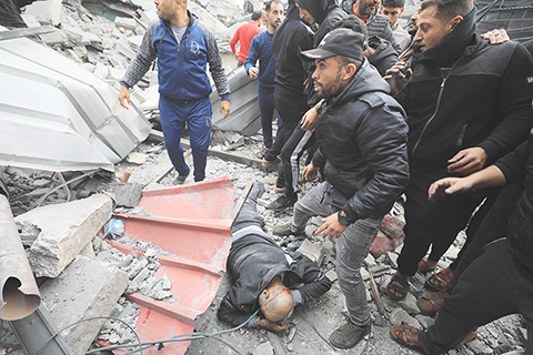 ◎ 巴勒斯坦伊斯蘭抵抗運動(哈馬斯)媒體辦公室十二月二十日晚發表聲明說,自十月七日巴以新一輪衝突爆發以來,以色列軍隊在加沙地帶的軍事行動造成的死亡人數已達兩萬。圖為二十日,在加沙地帶南部城市拉法,人們在以軍空襲後開展救援。(新華社發亞西爾.庫迪 攝)