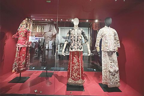 ◎ 十二月廿二日,「她們的盛裝和嫁衣——珠江流域女性民族服飾展」在廣東省博物館開幕。(中新社記者程景偉 攝)