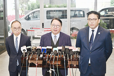 ◎ 十二月廿二日上午,香港特區政務司司長陳國基(中)聯同政制及內地事務局局長曾國衛和署理民政及青年事務局局長梁宏正,在香港會場出席全國港澳研究會成立十周年慶祝大會後會見傳媒。(香港中通社圖片)