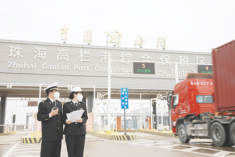 ◎ 珠海高欄港綜合保稅區完成驗收後高欄海關關員在現場巡查。(俞波攝)
